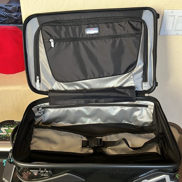 Tumi Ducati upright carryon, 2 wheels - Picture 13 of 15